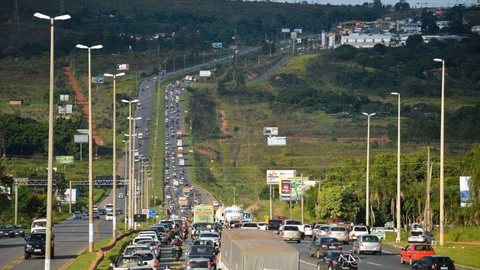 2,4 milhões de veículos devem movimentar rodovias que saem da capital paulista no Carnaval