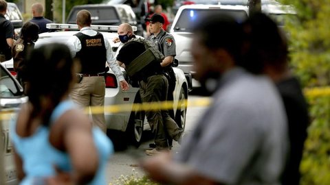 Homem negro é morto pela polícia dos EUA durante buscas em sua casa