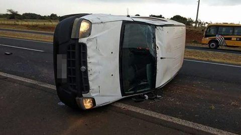 Carro capota na rodovia Euclides da Cunha após motorista perder controle da direção
