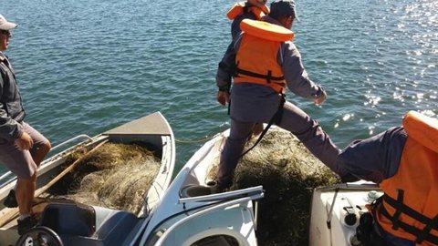 Ambiental apreende materiais irregulares de pesca em rio de Castilho