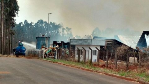 Incêndio atinge fábrica de celulose em Lençóis Paulista