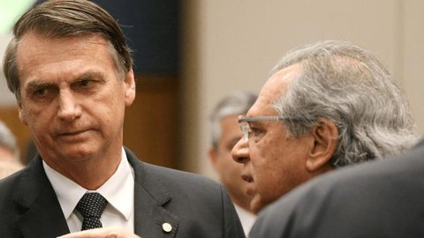 Bolsonaro coloca Guedes na frigideira e joga para a plateia