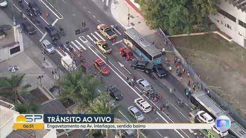 Engavetamento entre ônibus, carros e moto deixa uma pessoa ferida na Zona Sul de SP; veja imagens