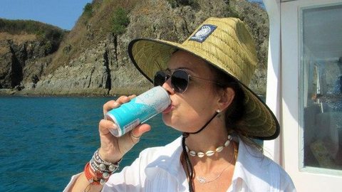 Para curtir o calor: vinho na lata faz sucesso em praias brasileiras