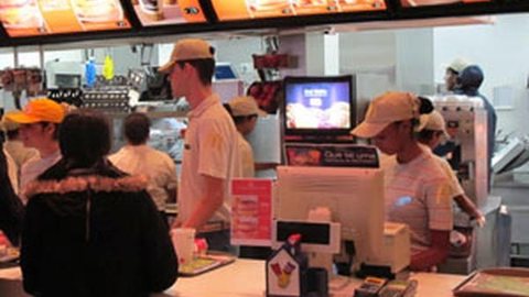 Justiça de SP condena McDonald’s a indenizar cliente por agressões homofóbicas após compra