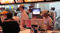 Justiça de SP condena McDonald’s a indenizar cliente por agressões homofóbicas após compra