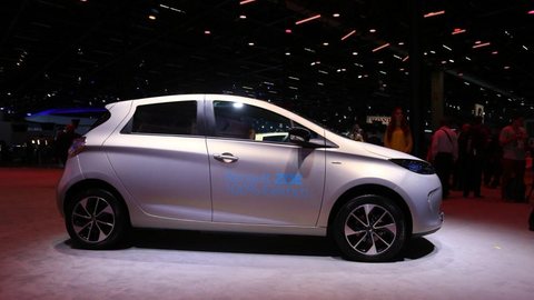 Renault quer aprender com Zoe para vender Kwid elétrico no Brasil