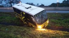 Micro-ônibus que transportava pacientes cai em canteiro de rodovia em Araçatuba