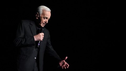 Charles Aznavour, cantor francês do sucesso ‘She’, morre aos 94 anos