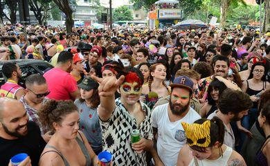 Carnaval: Rio distribui preservativos e álcool em gel para os foliões