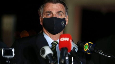 Bolsonaro faz declaração à imprensa acompanhado de Maia e Alcolumbre