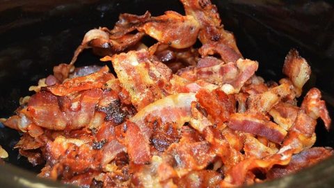 Bacon e outras carnes processadas aumentam risco de câncer de mama, aponta estudo