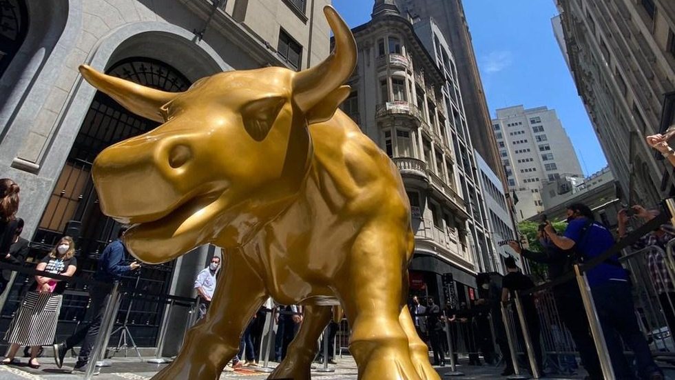 Donos do ‘Touro de Ouro’ da B3 são multados em R$ 38 mil pela prefeitura, mas pedem retorno da escultura ao Centro de SP
