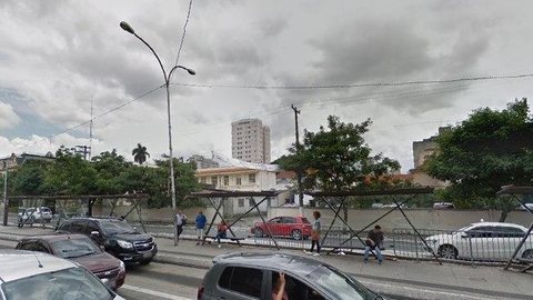 Morador de rua morre eletrocutado tentando se proteger de chuva em São Paulo