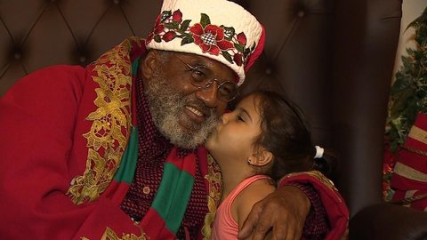Papai Noel negro comemora sucesso em shopping em São José: ‘feliz demais’
