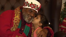 Papai Noel negro comemora sucesso em shopping em São José: ‘feliz demais’