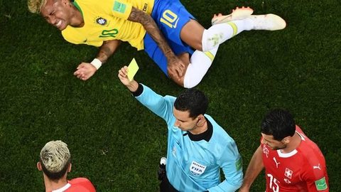 Pintura de Coutinho e gol polêmico da Suíça: Brasil apenas empata na estreia da Copa