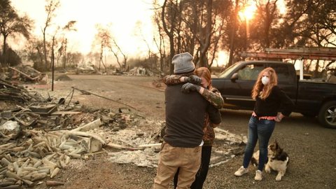 Quase mil pessoas seguem desaparecidas após pior incêndio florestal da Califórnia
