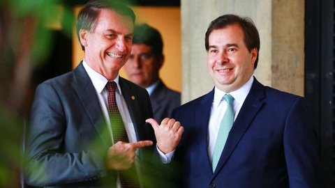 Bolsonaro recebe Rodrigo Maia e se reúne com embaixadores em Brasília