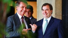 Bolsonaro recebe Rodrigo Maia e se reúne com embaixadores em Brasília