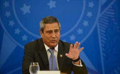 Bolsonaro defende protocolo diferente para covid-19, diz Braga Netto