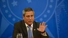 Bolsonaro defende protocolo diferente para covid-19, diz Braga Netto