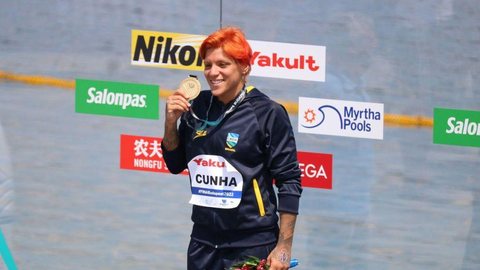 Imagem Águas abertas: Ana Marcela Cunha conquista ouro nos 5 km no Mundial