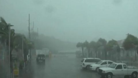 Furacão Irma atinge o Caribe e provoca destruição e mortes; assista vídeo.