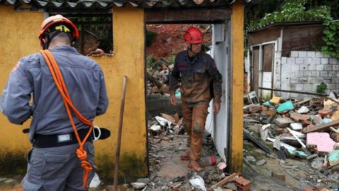 Bombeiros resgatam último corpo desaparecido na Baixada Santista