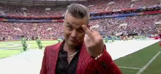 Gesto obsceno do cantor Robbie Williams na abertura da Copa vira brincadeira entre jogadores da Inglaterra
