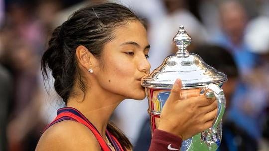 Raducanu doa troféu do US Open para organização nacional de tênis do Reino Unido