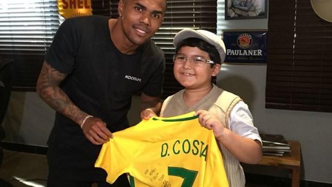 Douglas Costa se emociona em encontro com garoto que fez álbum da Copa à mão