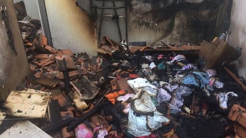 Casa em conjunto habitacional fica destruída após incêndio em Araçatuba