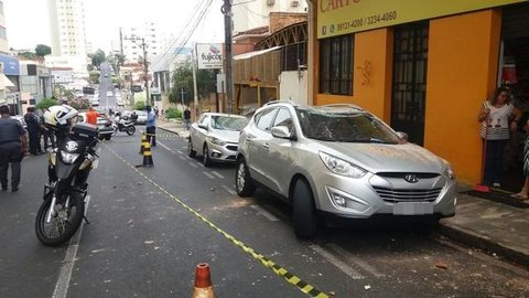 Concreto da sacada de prédio desaba, atinge carro e pedestre em Rio Preto