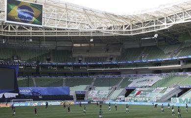 Flamengo e Palmeiras duelam após decisão do TST favorável à CBF