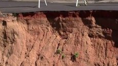 Muro de sustentação de canal cai e abre cratera em avenida de Araçatuba