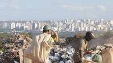 Quase metade dos municípios ainda despeja resíduos em lixões