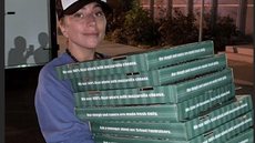 Lady Gaga faz surpresa e entrega pizza em abrigo na Califórnia após incêndio
