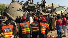 Acidente de trem deixa pelo menos 36 mortos no Paquistão