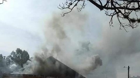 Dez dias após pegar fogo, silo continua a expelir fumaça e traz incômodo para moradores