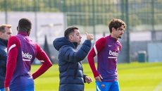 Xavi conhece o elenco e comanda primeiro treinamento no Barcelona