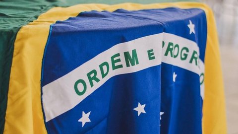 Dia da Bandeira: como as cores do símbolo brasileiro foram reinterpretadas para apagar ligação com a monarquia
