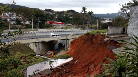 Desmoronamento de terra interdita trecho da rodovia Raposo Tavares