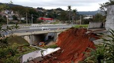 Desmoronamento de terra interdita trecho da rodovia Raposo Tavares