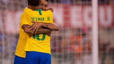 Douglas Costa brilha, Neymar marca, e Seleção inicia novo ciclo com vitória