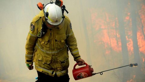 Austrália registra 24º morte devido a incêndios florestais; governo decreta estado de emergência