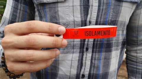 Moradores com Covid-19 usam pulseiras de identificação em Nova Granada – SP