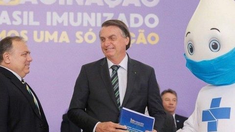Zé Gotinha nega aperto de mão a Bolsonaro durante evento