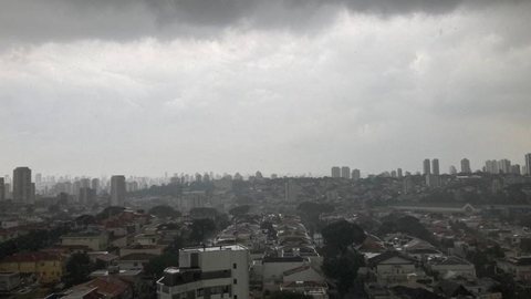 Chuvas deixam cidade de São Paulo em estado de atenção para alagamentos na tarde desta terça