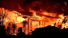 Incêndios deixam mortos e destroem 1,5 mil casas na Califórnia